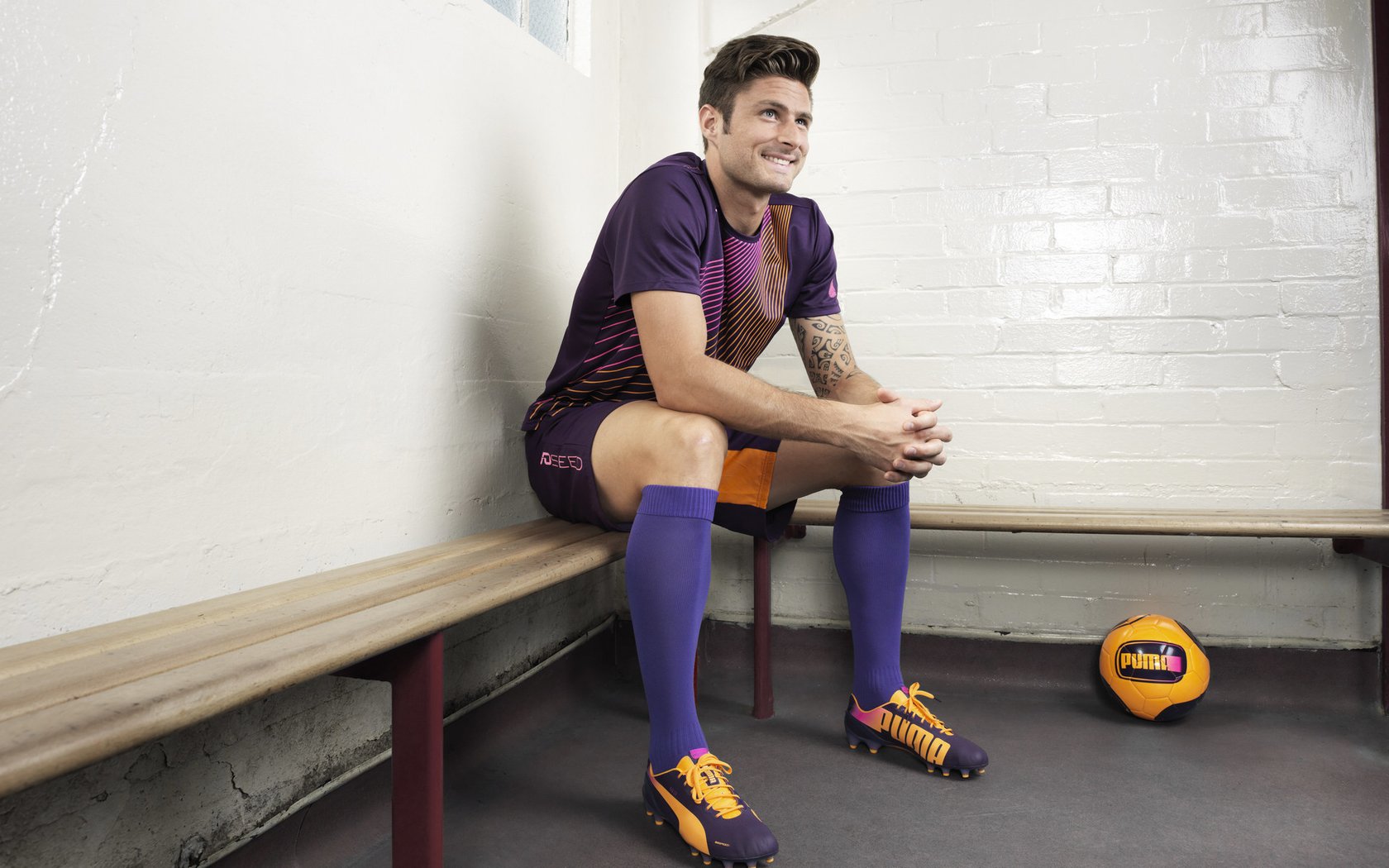 足球医学研究中心揭牌投入使用，足球学院